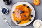 Pancake alla zucca con sciroppo d’acero per Halloween