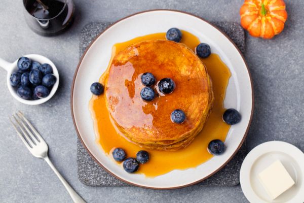 Pancake alla zucca con sciroppo d'acero per Halloween