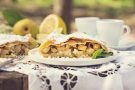 Strudel con mele, cioccolato e noci Strudel con mele, cioccolato e noci