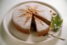 Torta con carote, mandorle e cioccolato