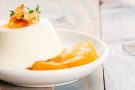 Panna cotta con purea di pesca Panna cotta con purea di pesca