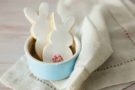 Dolci di Pasqua, coniglietti glassati con le mandorle Dolci di Pasqua, coniglietti glassati con le mandorle