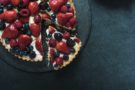 Crostata di frutti di bosco senza cottura Crostata di frutti di bosco senza cottura