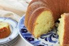 Torta fluffosa con noci pecan e gocce di cioccolato Torta fluffosa con noci pecan e gocce di cioccolato