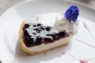 Festa della Mamma, cheesecake con panna e marmellata di mirtilli