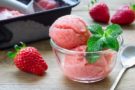 Sorbetto di fragola con salsa di cioccolato fondente