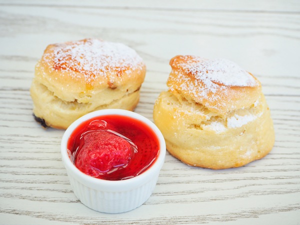 coulis, pan brioche, fragole, panini