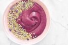 Smoothie con le carote viola e i frutti di bosco