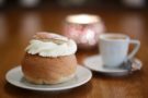 Semla, il dolce svedese con la panna Semla, il dolce svedese con la panna