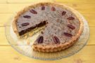 Crostata con noci pecan caramellate e prugne