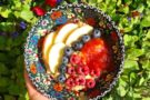 Bowl dolce yogurt e frutta per la colazione