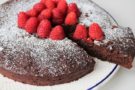 Torta al cioccolato, ecco la gustosa variante con i lamponi freschi