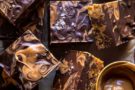 Barrette al cioccolato con vortici di caramello