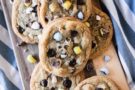 Cookie con ovetti di pasqua a pezzi