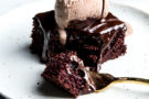 Esplosione di cioccolato ricoperta da ganache al cioccolato Esplosione di cioccolato ricoperta da ganache al cioccolato
