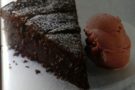 Torta tartufata al cioccolato con gelato al lampone