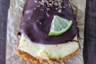 Stecco di gelato guarnito con torta fredda al lime Stecco di gelato guarnito con torta fredda al lime