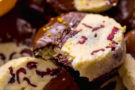Biscotti al cioccolato fondente, arancia e mirtilli rossi Biscotti al cioccolato fondente, arancia e mirtilli rossi