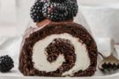 Rotolo di cioccolato svizzero e glassa al formaggio Rotolo di cioccolato svizzero e glassa al formaggio