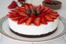 Un dolce gustoso, alla frutta e senza uova? La cheesecake alle fragole è la soluzione Un dolce gustoso, alla frutta e senza uova? La cheesecake alle fragole è la soluzione