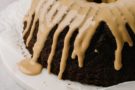 Torta al cioccolato con glassa al rum Torta al cioccolato con glassa al rum