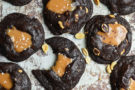 Biscotti di caramello salato con cioccolata e noccioline Biscotti di caramello salato con cioccolata e noccioline