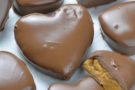San Valentino: cuori di cioccolato ripieni al burro d’arachidi