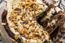 Torta Pavlova a strati con cuore morbido di ganache cioccolato Torta Pavlova a strati con cuore morbido di ganache cioccolato