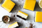 Barrette di brownie, cheescake e crema al limone