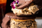 Gelato Sandwich al caffè con oreo e burro d’arachidi