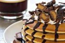 Pancake con scioglimento di cioccolato e burro di arachidi Pancake con scioglimento di cioccolato e burro di arachidi