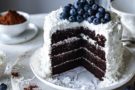 Torta al cioccolato ricoperta di meringato al cocco