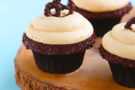 Cupcake con burro d’arachidi e cuore caldo di cioccolato Cupcake con burro d’arachidi e cuore caldo di cioccolato