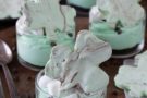No cottura: Cheesecake di St. Patrick con scaglie di cioccolato e menta No cottura: Cheesecake di St. Patrick con scaglie di cioccolato e menta
