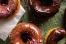 Ciambelle di banane con glassa al cioccolato Ciambelle di banane con glassa al cioccolato
