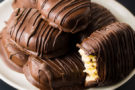 Pasqua: uova di cioccolato ripiene di crema al burro Pasqua: uova di cioccolato ripiene di crema al burro