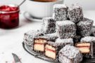 Lamingtons con confettura di fragole fatta in casa Lamingtons con confettura di fragole fatta in casa