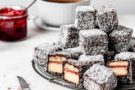 Lamingtons con confettura di fragole fatta in casa