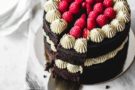 Torta al cioccolato con crema al pistacchio e ripieno al lampone Torta al cioccolato con crema al pistacchio e ripieno al lampone