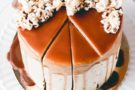 Torta al caramello con cioccolato e popcorn Torta al caramello con cioccolato e popcorn