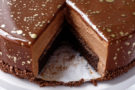 Torta con mousse alla nutella e glassa di cioccolato al latte