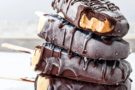 Gelato stecco di cioccolato bianco caramellizato Gelato stecco di cioccolato bianco caramellizato