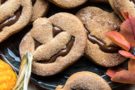 Biscotti zucca Halloween ripieni al cioccolato Biscotti zucca Halloween ripieni al cioccolato