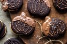 Biscotti al cioccolato di Halloween ripieni al burro d’arachidi