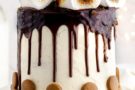 Torta marshamallow con biscottini di zenzero ricoperta al cioccolato