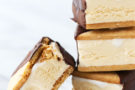 Biscotto sandwich con marshmallow e cioccolato