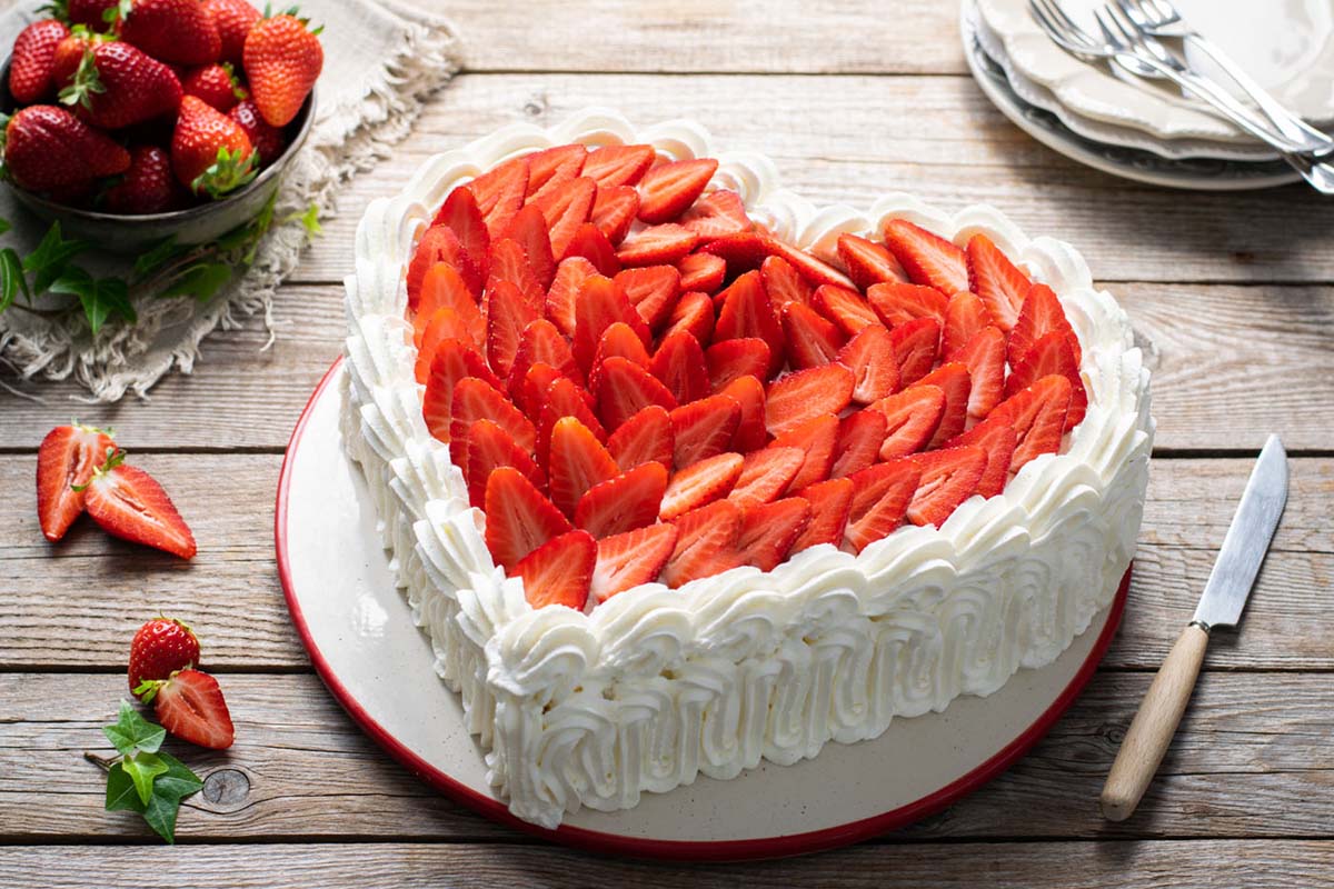 torta con panna e fragole